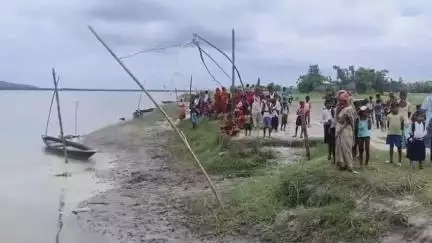 কলগাছিয়া: কলগাছিয়াৰ কৈমাৰীত বেকী নদীত অচিনাকি মৃতদেহ উদ্ধাৰ। বালিকুৰী আৰক্ষীক খবৰ দিয়াৰ পিছতো ১২ বজালৈ উপস্থিত নোহোৱাৰ অভিযোগ