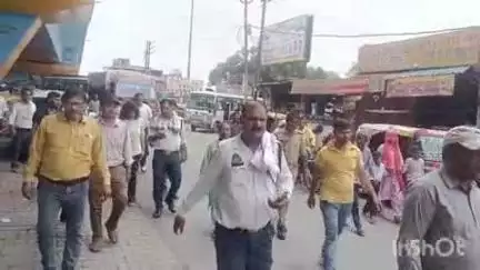 टूंडला: सुभाष चौराहे पर ऑटो के कारण लगने वाले जाम को लेकर तहसीलदार और ईओ ने बनाई रूपरेखा, ऑटो ओवर ब्रिज के नीचे खड़े होंगे