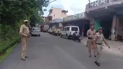 द्वाराहाट: यात्रा मार्ग पर नियमों का उल्लंघन करने वाले वाहन चालकों के खिलाफ पुलिस ने ताबड़तोड़ चालान किए