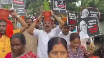 রামপুরহাট ১: মহেশতলার ঘটনার প্রতিবাদে ডেপুটেশন দিতে গিয়ে রামপুরহাট থানার সামনে পুলিশের সঙ্গে ধস্তাধ্বস্তি বিজেপি কর্মী ও সমর্থকদের