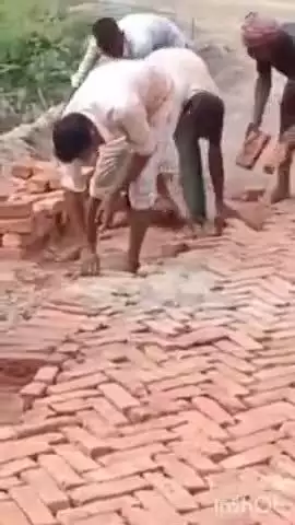 निघासन: खैरीगढ़ गांव में खड़ंजा निर्माण कार्य में घोटाले और घटिया ईंटों को लेकर मचा हड़कंप, डीएम ने ठेकेदार और जेई को किया तलब
