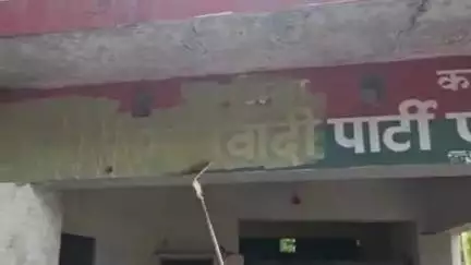 पीलीभीत: पीलीभीत में नगर पालिका की टीम ने पुलिस और प्रशासनिक अधिकारियों के सहयोग से खाली कराया सपा का कार्यालय, हुई नोकझोंक