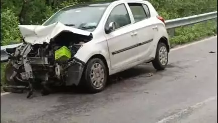 दुधि: रजखड़ घाटी पर कार और बोलेरो की भीषण टक्कर में कुल सात लोग हुए घायल