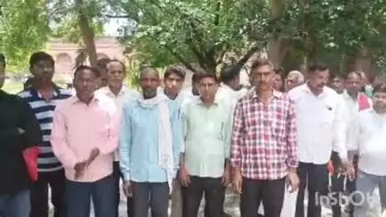 औरैया: उदईपुर गांव के किसानों ने चकबंदी प्रक्रिया की पैमाइश रुकवाने को लेकर डीएम से की शिकायत
