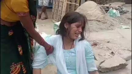 जलालाबाद: कस्बे की एक महिला को उसके अध्यापक पति ने मारपीट कर घर से निकाला, महिला का रोते हुए वीडियो हुआ वायरल