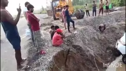 बिजनौर: मेरठ-पौड़ी नेशनल हाईवे पर हेमराज चौराहे के पास अनियंत्रित होकर कार निर्माणाधीन पुल की खाई में गिरी
