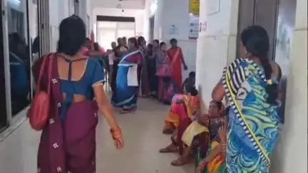କାମାକ୍ଷାନଗର: କାମାକ୍ଷାନଗର ମେଡ଼ିକାଲରେ ଡାକ୍ତର ଅଭାବ, ଘଣ୍ଟାଘଣ୍ଟା ଧରି ଛିଡା ହେଉଛନ୍ତି ଲୋକେ #jansamasya