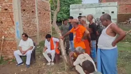 जगदीशपुर: सड़क हादसे में मृत पिंटू कुमार के परिजनों से विधायक राम विशुन सिंह लोहिया ने कहथू पहुंचकर की मुलाकात