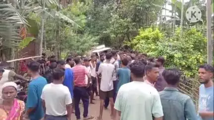 মৰিয়নি: দকলঙীয়া হাতীগড়ত উত্তপ্ত পৰিস্থিতি, চুৰি গৰুৰ বাহনৰ গ্লাচ ভাঙি চুৰমাৰ কৰে ৰাইজে, জব্দ কৰিলে গৰুভৰ্তি এখন বলেৰো পিকআপ বাহন