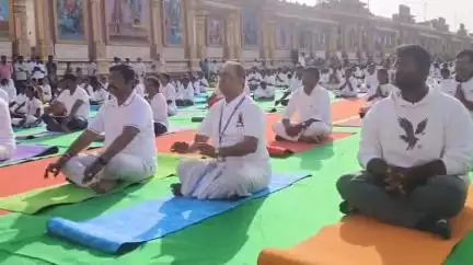 మంత్రాలయం: మంత్రాలయం శ్రీ గురు రాఘవేంద్ర స్వామి మఠం మధ్య కారిడార్‌లో యోగాంధ్ర కార్యక్రమంలో పాల్గొన్న అధికారులు, ప్రజా ప్రతినిధులు