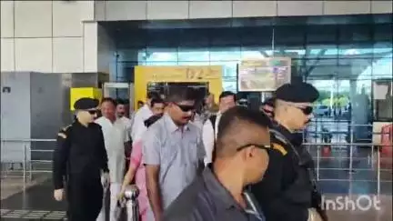পূব ডিব্ৰুগড়: ডিব্ৰুগড়ৰ বিমানবন্দৰত কেন্দ্ৰীয় মন্ত্ৰী সৰ্বানন্দ সোণোৱালক আদৰণি জনালে‌ জিলা বিজেপিৰ সভাপতি সহ নেতা কৰ্মী সকলে