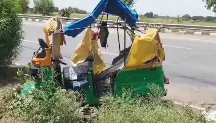 इटावा: इकदिल नेशनल हाइवे पर सवारियों से भरे ऑटो में ट्रक ने पीछे से मारी टक्कर, ड्राइवर समेत तीन लोग घायल, ऑटो हुआ क्षतिग्रस्त