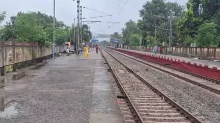 ভগবানগোলা ১: ছাউনি নেই, নেই সমাধান: অবহেলিত ভগবানগোলা রেলস্টেশন অবরোধি একমাত্র পথ #jansamasya