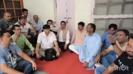 अल्मोड़ा: बिना टेंडर ₹10 करोड़ से अधिक का ठेका देने पर कांग्रेसियों ने लोनिवि अल्मोड़ा में धरना शुरू किया
