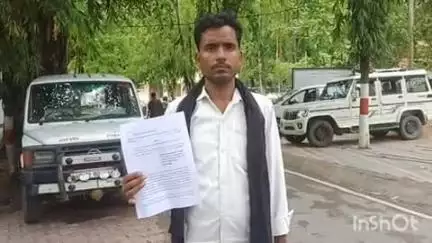 कैसरगंज: नवसारा गांव के निवासी युवक ने जमीन की शिकायत लेकर जिला अधिकारी कार्यालय में किया प्रवेश