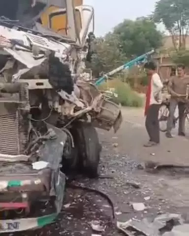 बिल्हौर: बिल्हौर के शिवराजपुर में दो डंपरों की आमने-सामने टक्कर, एक ड्राइवर घायल