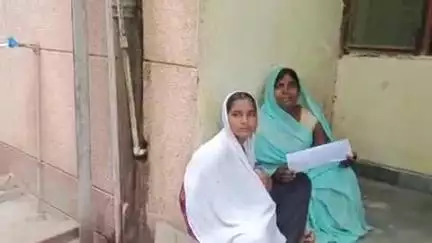 पट्टी: महदहा गांव की विधवा महिला ने पारिवारिक प्रताड़ना के खिलाफ एसडीएम कार्यालय के सामने किया धरना