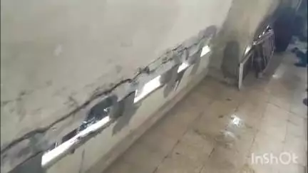ठाणे: खारकर आळी येथे इमारतीचे प्लास्टर कोसळले,उर्वरित इमारतीला तडे गेल्याने चोवीस कुटुंबांचे इतरत्र स्थलांतर