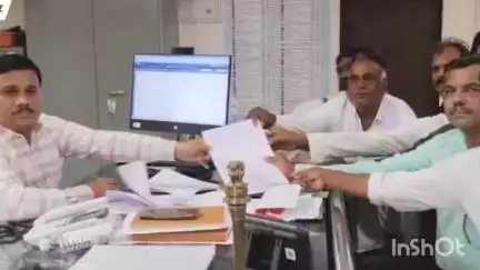 जामनेर: गारखेडा येथील बस स्थानक व रस्त्याच्या अतिक्रमणविरोधात नागरिक आक्रमक,तहसीलदारांना दिले निवेदन. #jansamasya