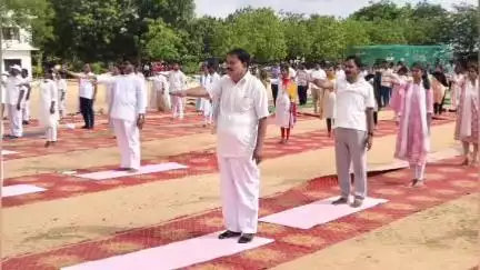 రాప్తాడు: ఆలమూరు పీవీకేకే ఇంజనీరింగ్ కళాశాలలో యోగేంద్ర కార్యక్రమంలో పాల్గొన్న ఎమ్మెల్యేలు దగ్గుపాటి ప్రసాద్ పల్లె సింధూర రెడ్డి