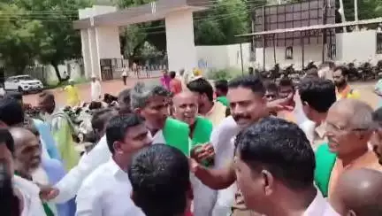 ಬೀಳಗಿ: ಪಟ್ಟಣದಲ್ಲಿ ಕುರಿಗಾಹಿಗಳ ಪ್ರತಿಭಟನೆ ವೇಳೆ ಮುನಿಸಿಕೊಂಡ ಪಿ.ಎಸ್.ಐ ,ಮುಂದೆ ಕುರಿಗಾಹಿ ಮಹಿಳೆ ಮಾಡಿದ್ದೇನು