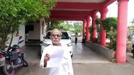 बड़वानी: मोरतलाई के किसान ने कृषि भूमि में दखल देने वालों के खिलाफ कलेक्टर कार्यालय में दिया शिकायती आवेदन