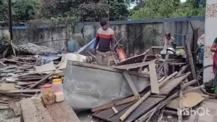 মাটিগাড়া: শিলিগুড়ির ৩২ নং ওয়ার্ডে ফুটপাত দখলমুক্ত করতে একাধিক দোকান ভাঙলো শিলিগুড়ি পুরনিগম