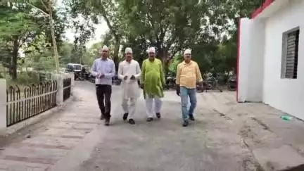 मऊ: पुलिस ऑफिस में आज़ाद अधिकारी सेना के लोगों ने बिकरु कांड में घायल सिपाहियों से पैसे मांगने का किया विरोध, सौंपा ज्ञापन