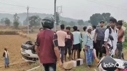 उदयपुर धरमजयगढ़: शराब के नशे में धुत्त पुलिसकर्मी की कार मिरीगुड़ा के पास हुई अनियंत्रित, हादसे में बाल-बाल बचा पुलिसकर्मी