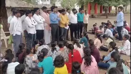 सेनगाव: जिल्हाधिकारी राहुल गुप्ता यांची गोरेगांव येथील जिल्हा परिषद शाळेला भेट,विद्यार्थ्यांशी साधला संवाद