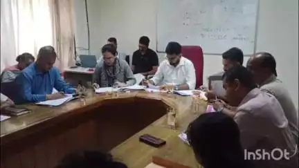 हमीरपुर: एडीसी ने ग्रामीण विकास, पंचायतीराज और योजना विभाग के कार्यों की समीक्षा की, मनरेगा में कृषि कार्य शामिल करने का सुझाव दिया
