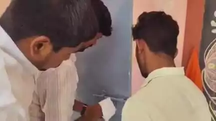 ప్రభుత్వ నిబంధనలకు విరుద్ధంగా పుస్తకాలు నిల్వ ఉంచిన గదులు సీజ్ చేయించిన ఏబీవీపీ నాయకులు