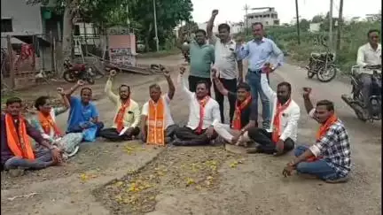 धुळे: स्वामीनारायण कॉलनीत खड्ड्यांजवळ ठिय्या; प्रभाग ११तील रस्त्यांच्या दुरवस्थेविरोधात ठाकरे गट व मनसेचे आंदोलन #Jansamasya