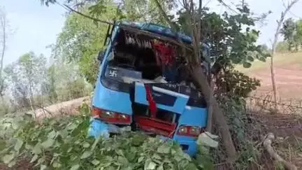 छतरपुर: ईशानगर गहरवार रोड पर बस ने रेहड़ी संचालक को मारी टक्कर, रेहड़ी क्षतिग्रस्त, संचालक गंभीर!