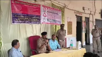 एटा: ASP और ARTO ने यातायात व्यवस्था को सुचारू रूप से चलाने के लिए रोडवेज बस स्टैंड पर ट्रांसपोर्ट मालिकों के साथ की मीटिंग