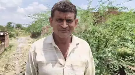 बिधूना: बेला गाँव में नालियों में फैली गंदगी, साफ-सफाई न होने से गलियों में भरा गंदा पानी, बोले युवक