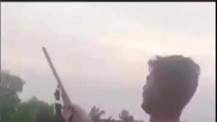 महाराजगंज: चन्दापुर थाना क्षेत्र के मुरैनी गांव में युवक द्वारा लाइसेंसी बंदूक से खुलेआम फायरिंग, वीडियो हुआ वायरल