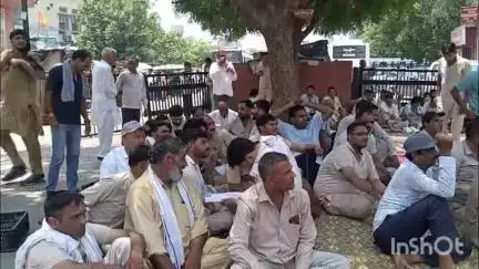 फतेहाबाद: फतेहाबाद में रोडवेज का चक्का जाम जारी, यात्री परेशान, चंडीगढ़-दिल्ली के लिए हिसार-सिरसा से बसें पकड़ रहे