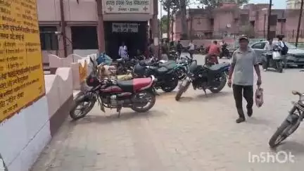 हाथरस: जिला अस्पताल में वाहन पार्किंग और वाहन चोरी की समस्या से लोगों ने जताई नाराजगी, की वाहन पार्किंग की मांग # jansamsya