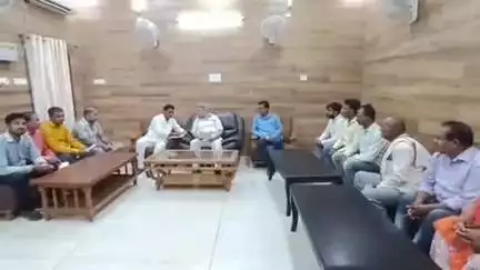 नगर विधायक वेद प्रकाश गुप्ता ने सर्किट हाउस में जनता दरबार लगाकर जनता की समस्याएं सुनीं