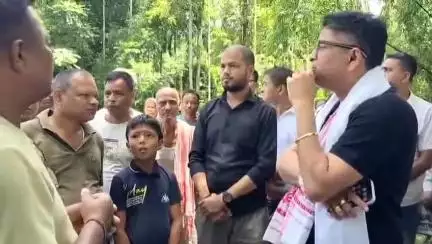 উত্তৰ লক্ষীমপুৰ: চিৰিংচুকত উপস্থিত বিধায়ক মানৱ ডেকা, নামঘৰৰ সন্মুখত গৰুৰ মূৰ পেলোৱা দুৰ্বৃত্তক কঠোৰ হাতেৰে দমন কৰাৰ আশ্বাস বিধায়কগৰাকীৰ