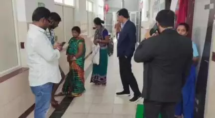 ରାୟଗଡା: ବଜ୍ରପାତରେ ଆହତ ହୋଇ ଭୁବନେଶ୍ୱରରେ ଚିକତ୍ସାଧୀନ କାଜଲଙ୍କ ପରିବାରଙ୍କୁ ମେଡିକାଲରେ ଭେଟିଲେ ଗୁଣୁପୁର ବିଧାୟକ