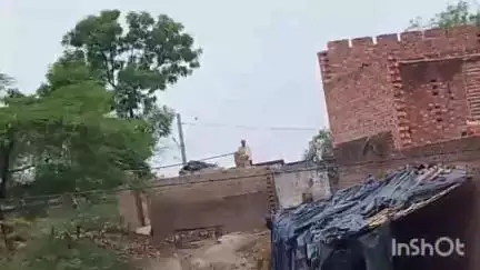एटा: इशारा पूर्वी मंदिर में मक्का सूखने को लेकर दो पक्षों में जमकर पथराव और फायरिंग, लाइव वीडियो आया सामने