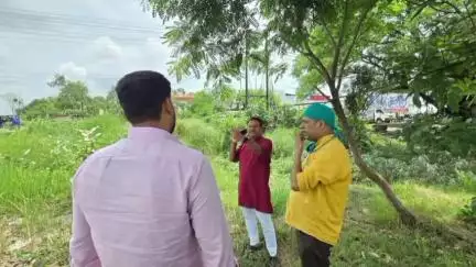 नौगढ़: नगर पालिका सिद्धार्थनगर मधुकरपुर में टैक्सी स्टैंड निर्माण के लिए नगर पालिका अध्यक्ष ने अवर अभियंता के साथ किया निरीक्षण