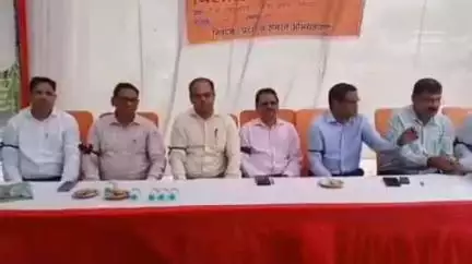 आजमगढ़ के जिलाधिकारी के खिलाफ अयोध्या में उत्तर प्रदेश इंजीनियर्स एसोसिएशन ने काली पट्टी बांधकर किया प्रदर्शन