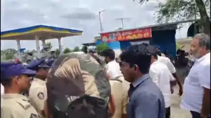 పల్నాడులో మాజీ ముఖ్యమంత్రి జగన్ ర్యాలీలో పోలీసులకు,అంబటికి మధ్య స్వల్ప తోపులాట