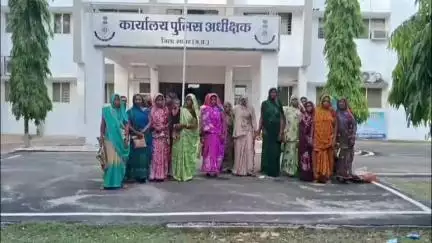 सागर नगर: समूह के नाम पर महिलाओं से धोखाधड़ी, महिलाओं ने एसपी से की शिकायत