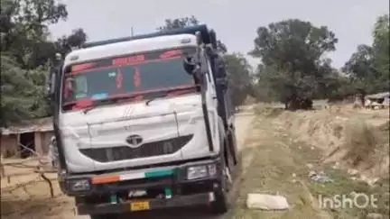 सलोन: उसरी माइनर के पास भारी वाहनों से सड़क हुई क्षतिग्रस्त, वीडियो सोशल मीडिया पर वायरल