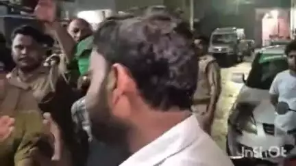 एटा: मेडिकल कॉलेज में किसान यूनियन द्वारा दिए जा रहे धरने के मामले में CO सिटी के नेतृत्व में भारी संख्या में पुलिस पहुंची