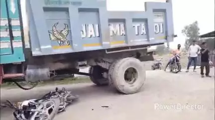 लालकुऑ: स्टोन क्रेशर के मुख्य द्वार के पास डंपर और बाइक की जोरदार भिड़ंत, पिता-पुत्र जख्मी, बेटे की हालत नाजुक